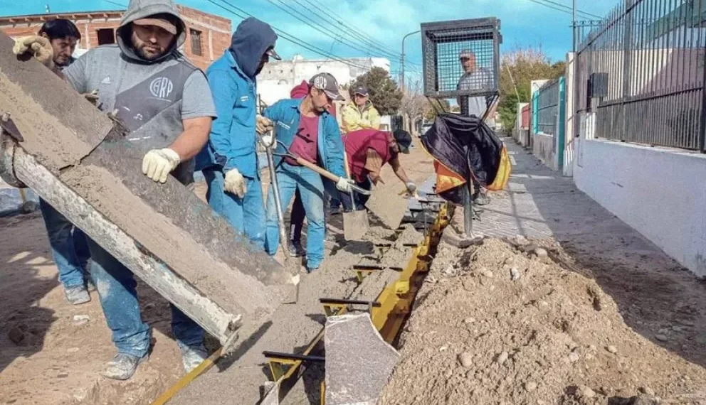 El bailiaje avanza con la obra de adoquinado en el Área 12 de Rawson