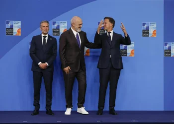 La imagen curiosa de la extremo de la OTAN en La Haya: el primer ministro de Albania y sus deportivas blancas