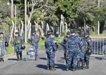 Milei lanzó la campaña en la región con un acto blindado y rodeado de protestas