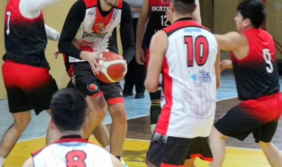 Con un triple en los últimos cinco segundo Carpinteros del Sur avanzó a la último de los Play In