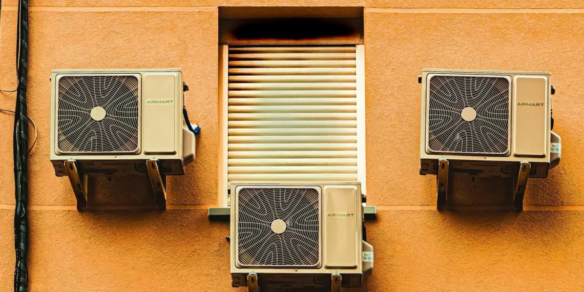 ¿Pueden multarme si mi aire acondicionado vierte el agua a la calle?