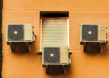 ¿Pueden multarme si mi aire acondicionado vierte el agua a la calle?