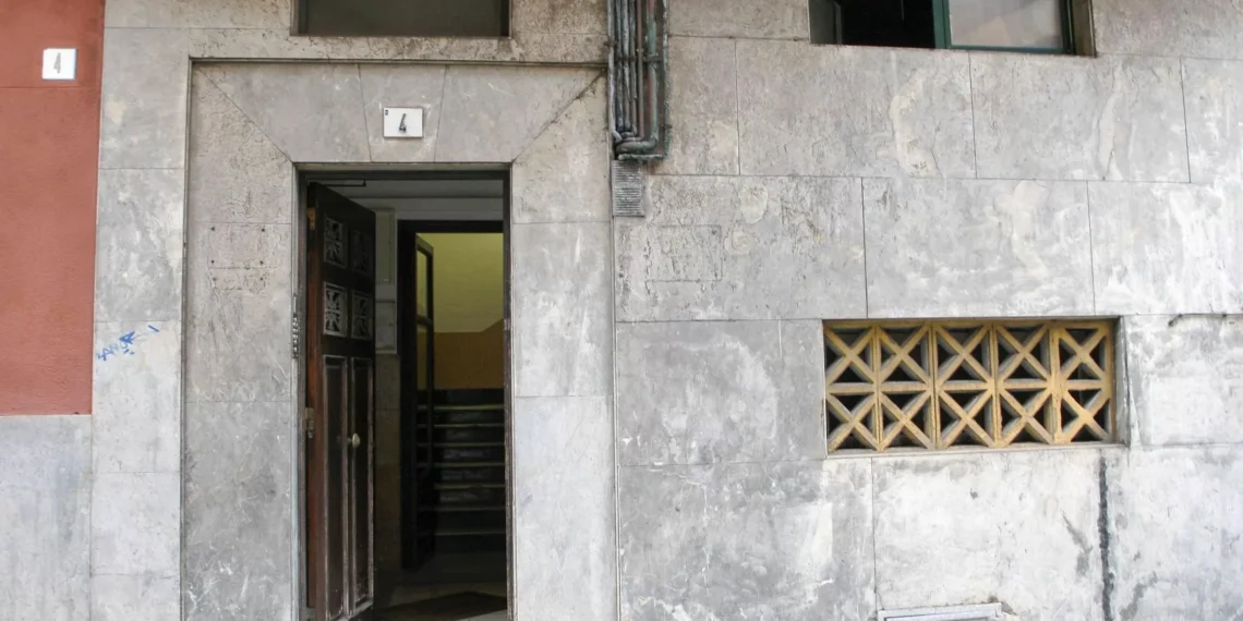 Encuentran un cadáver en superior estado de descomposición en un cubo de basura en un piso de Gijón