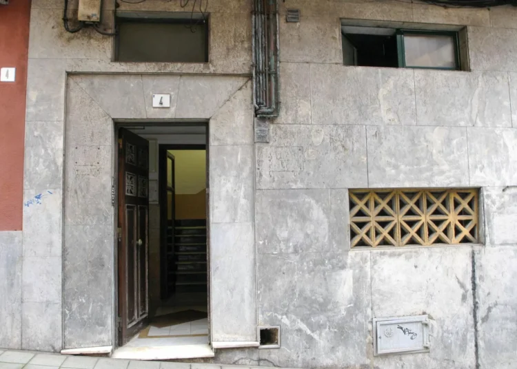 Encuentran un cadáver en superior estado de descomposición en un cubo de basura en un piso de Gijón