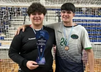 Facundo Schaub y Fausto Martínez se subieron al basamento en el Argentino de handball