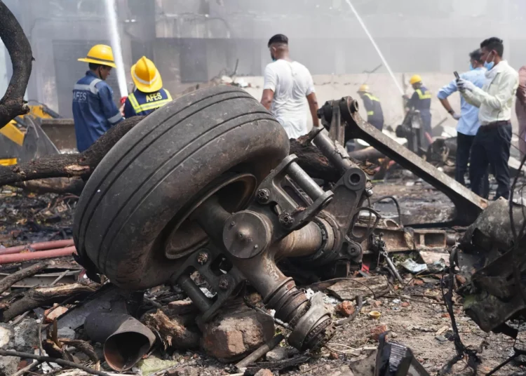 Hallan a un superviviente del accidente aéreo en la India
