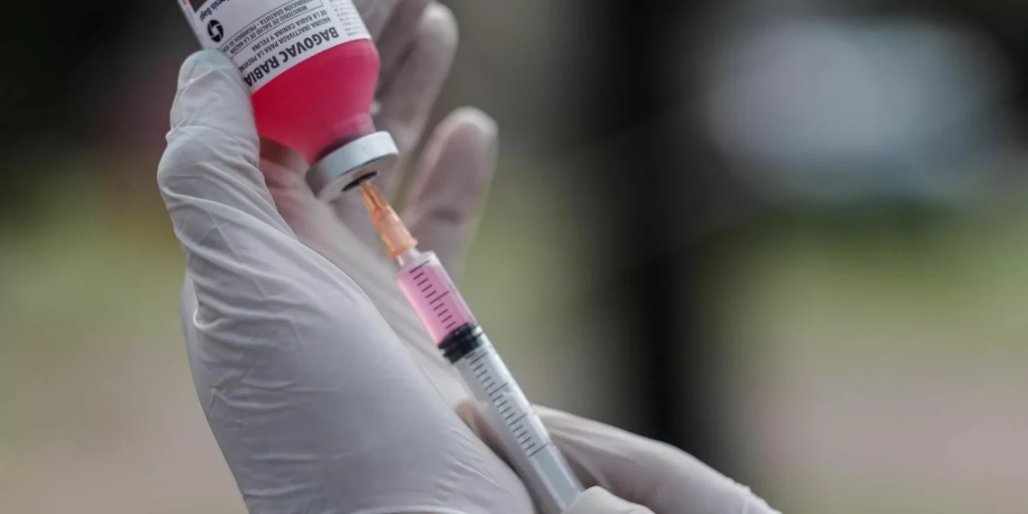 Fallece el resignado aislado en una UCI por rabia tras ser mordido por un perro en África