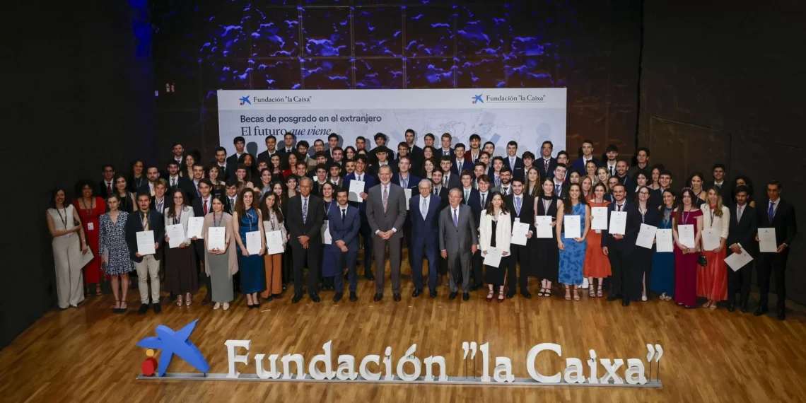 El Rey pide a los talentos becados en el extranjero que irradien enseñanzas al regresar. “Os necesitamos”