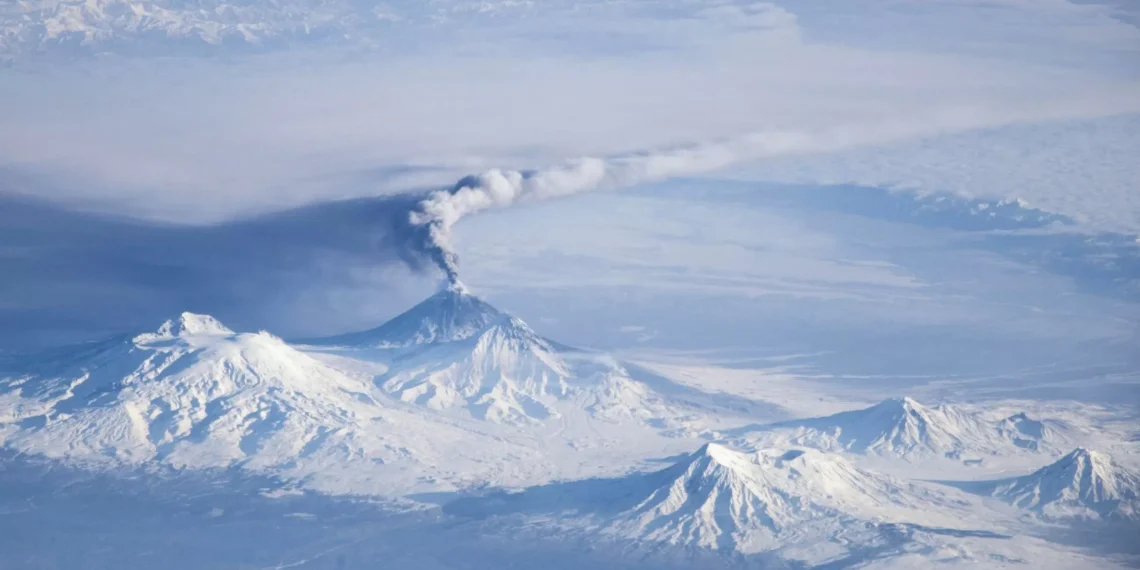 Entra en erupción el volcán Kliuchevskói, el más agudo de Eurasia, tras los potentes terremotos en Kamchatka