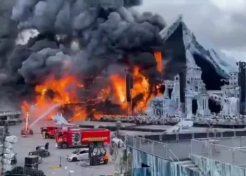 Un aparatoso incendio arrasa el escenario principal del festival Tomorrowland en Bélgica a dos días de entablar