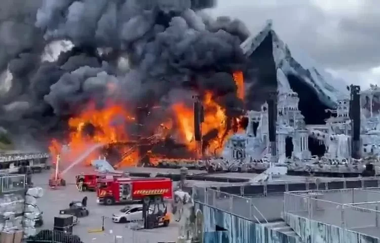 Un aparatoso incendio arrasa el escenario principal del festival Tomorrowland en Bélgica a dos días de entablar