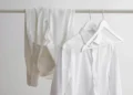 Un ardid con más de dos millones de visitas para soplar las manchas de sudor de la ropa: “También lo añado en la lavadora”