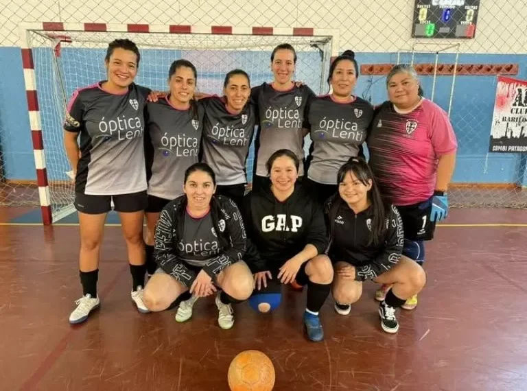 El plantel femenino de La Peña FC de buen advenimiento en el futsal de Bariloche