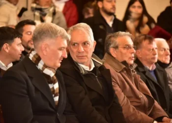 Alak puesta a la unidad en La Plata y se muestra con un diputado de La Cámpora