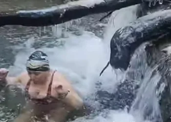 Nadadores entrenan en arroyos de deshielo para participar en una competencia (video)