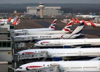Un “conflicto técnico” paraliza temporalmente todas las salidas de vuelos del Reino Unido
