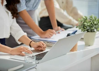 Horas extra en el trabajo: esto es todo lo que debes entender sobre el máximo permitido y las compensaciones, según la ley