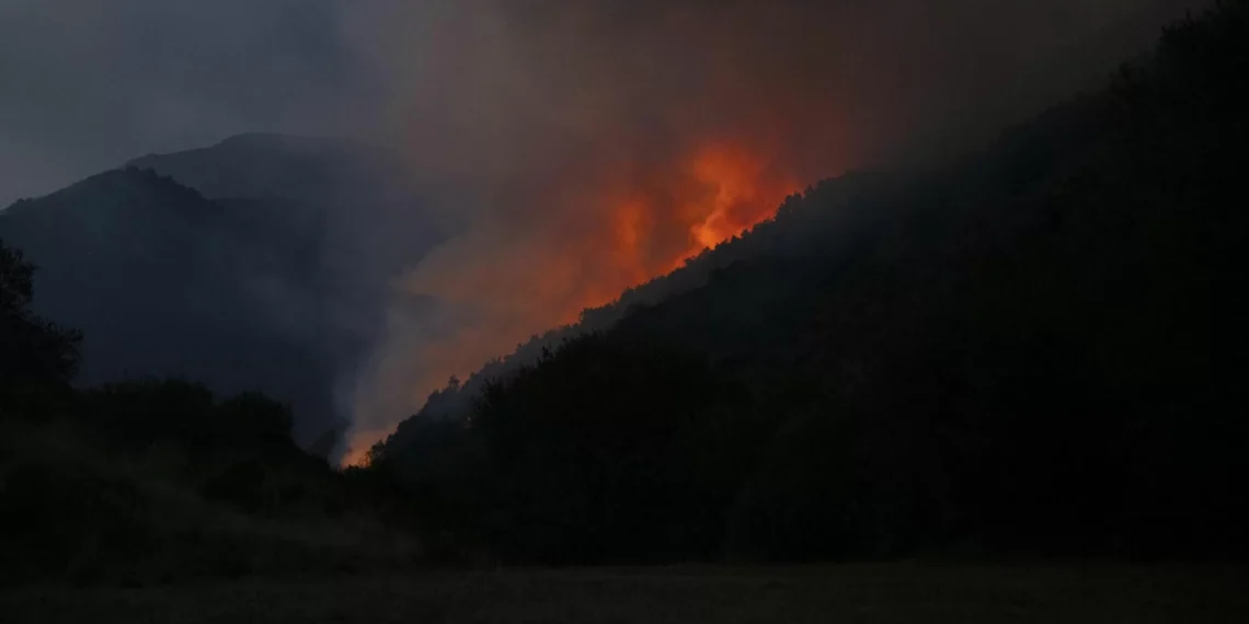 La conocida camino del Cares, en Picos de Europa, bajo amenaza al reactivarse el incendio de Caín de Valdeón