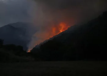 La conocida camino del Cares, en Picos de Europa, bajo amenaza al reactivarse el incendio de Caín de Valdeón