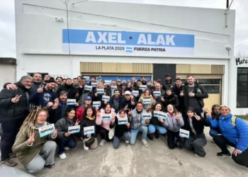 El peronismo lanzó una campaña puerta a puerta en La Plata