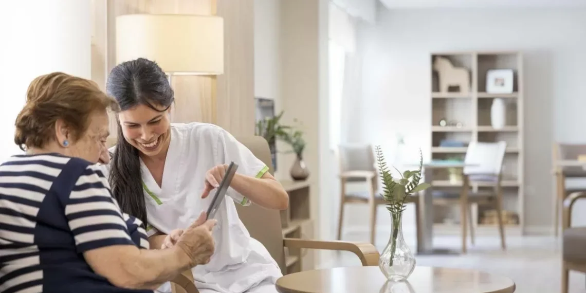 La teleasistencia repunta en verano como una utensilio de acompañamiento contra la soledad no deseada