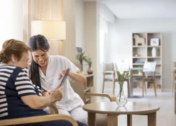 La teleasistencia repunta en verano como una utensilio de acompañamiento contra la soledad no deseada