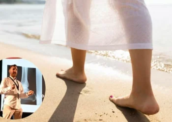 Manuel Vidal, podólogo, sobre trasladarse descalzo por la arena: “Tus músculos y tus tendones trabajarán el doble”