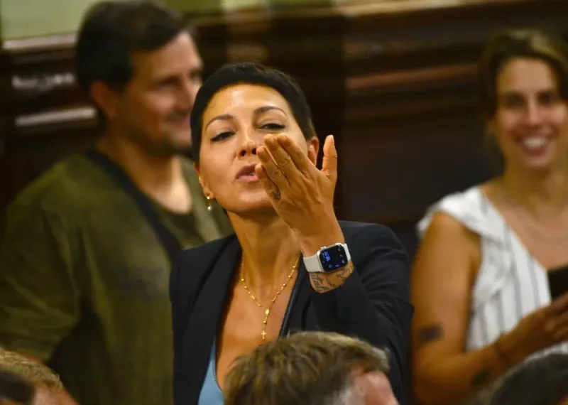 Mayra bajó su cebo y su foto no estará en la boleta de la Tercera Sección