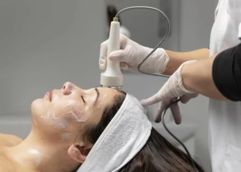 Microneedling: qué es y qué efectos produce en la piel