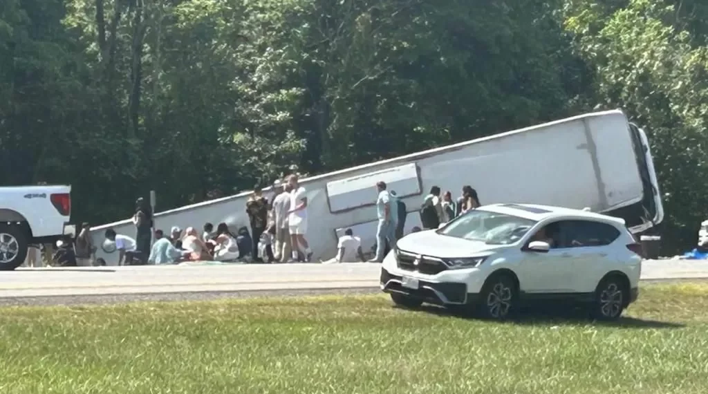 Al menos cuatro muertos, entre ellos un niño, al volcar un autobús turístico al norte del brazo de Nueva York