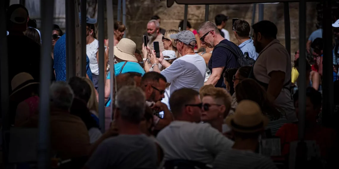 Multas, tasas y límites: ciudades de España y del universo plantan cara al turismo masivo