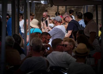 Multas, tasas y límites: ciudades de España y del universo plantan cara al turismo masivo