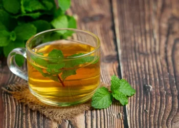 La infusión que protege contra la migraña, reduce el estrés y encumbramiento la salud respiratoria