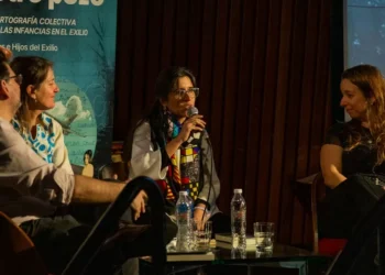 “Sapos de otro mina”: testimonios, poemas y fotografías que narran las infancias exiliadas