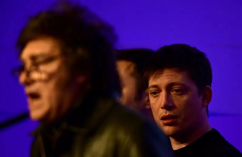 Karina bajó a Romo de la banquillo en un duro mensaje a Santiago