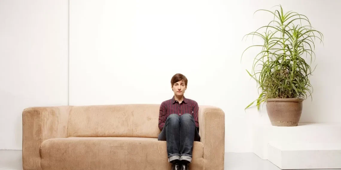 ‘La damisela artista’: la novela que muestra la fragilidad, la búsqueda y los clichés del arte contemporáneo