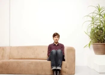 ‘La damisela artista’: la novela que muestra la fragilidad, la búsqueda y los clichés del arte contemporáneo