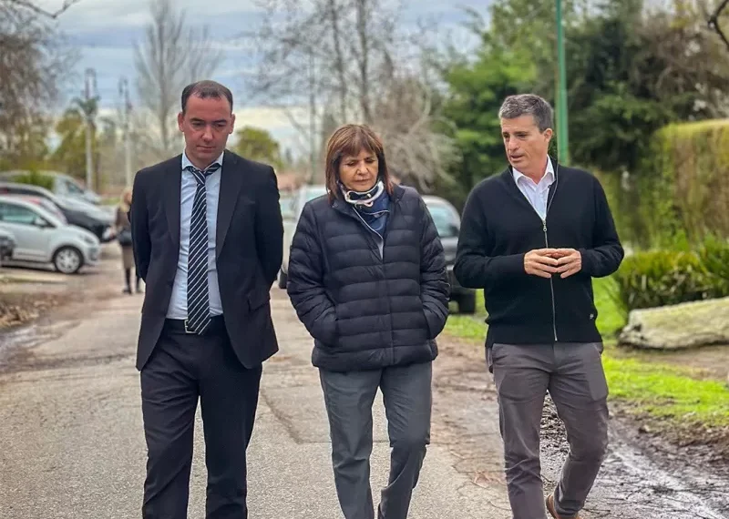 Los libertarios recibieron a Patricia en La efectivo y la llevaron a ver un pozo