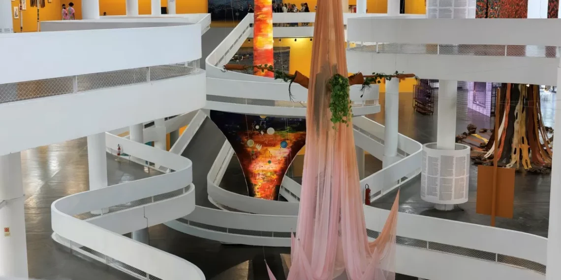 Performance coro y curaduría africana marcan el inicio de la Bienal de San Pablo 2025