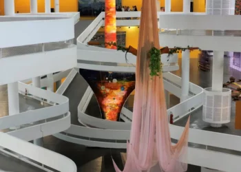 Performance coro y curaduría africana marcan el inicio de la Bienal de San Pablo 2025