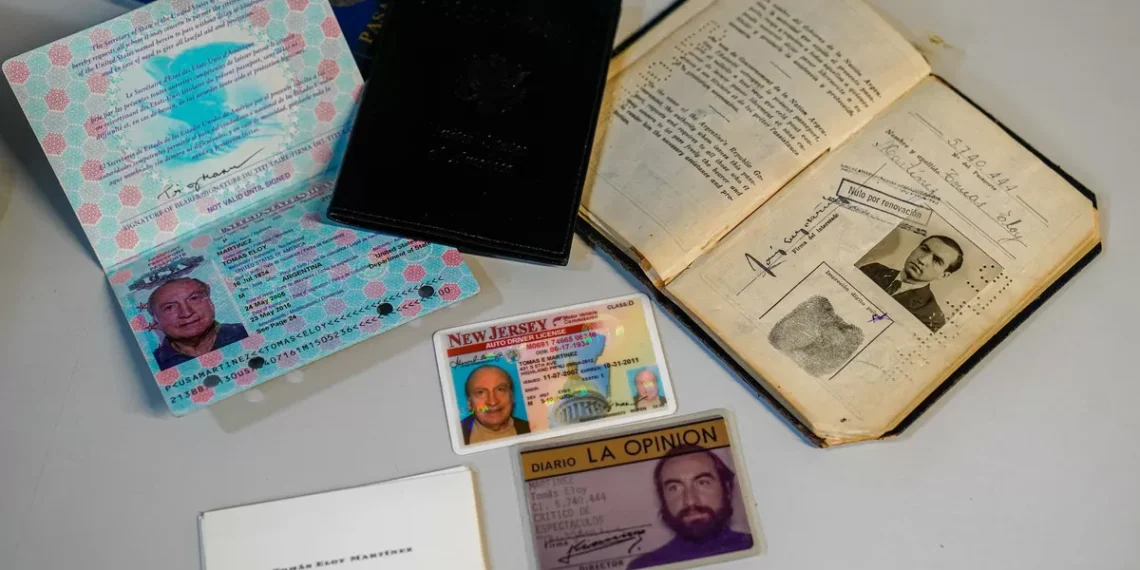 Secretos, perlas y recuerdos del clasificador de Tomás Eloy Martínez, que sus herederos donaron a la Biblioteca Nacional