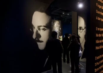 El biógrafo de Fernando Pessoa vuelve al escritor portugués empero despojándolo de mitos