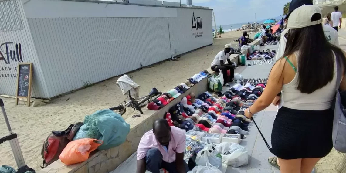 Cerco policial al ‘top manta’ en Catalunya