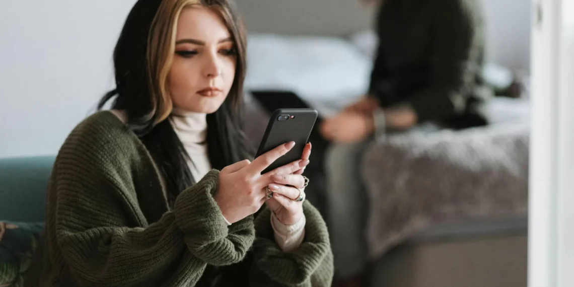 Mi prometido tarda horas en contestar a mis mensajes: consejos de psicología para gestionar la ansiedad que genera
