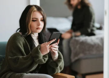 Mi prometido tarda horas en contestar a mis mensajes: consejos de psicología para gestionar la ansiedad que genera