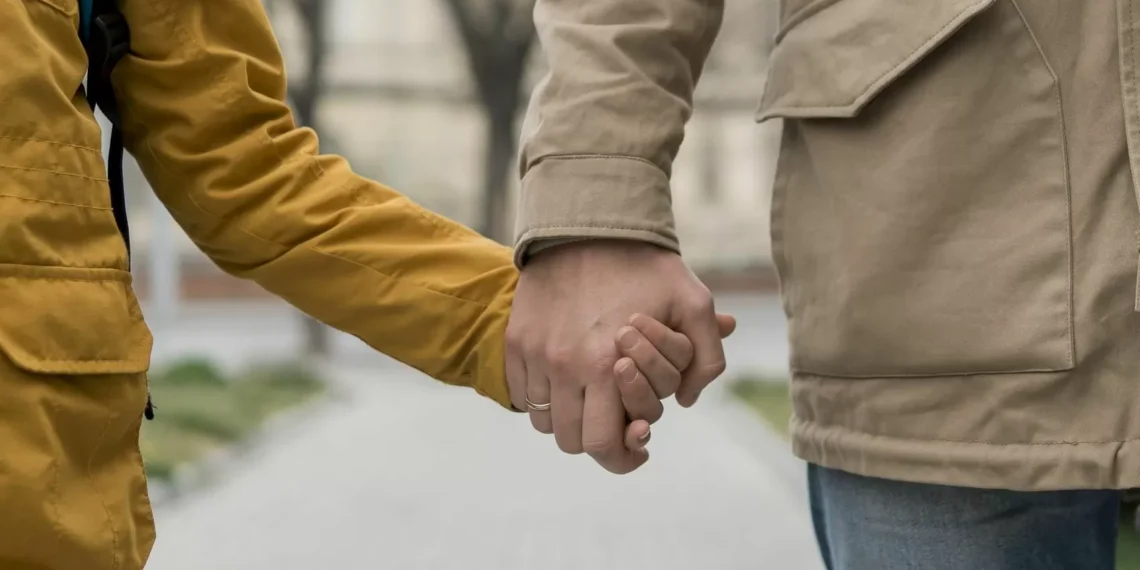 Cómo darnos la mano puede compasar nuestros cerebros: “El tacto regula las emociones”