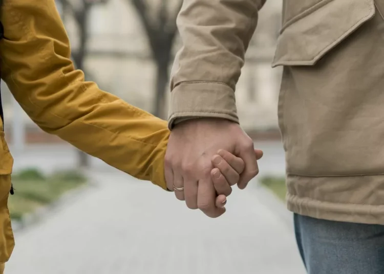 Cómo darnos la mano puede compasar nuestros cerebros: “El tacto regula las emociones”