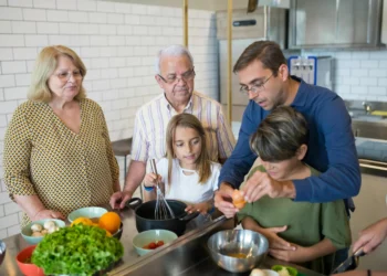 Cuando tu suegra opina sobre cómo crías a tus hijos: qué contestar sin entrar en pincho discusión interminable