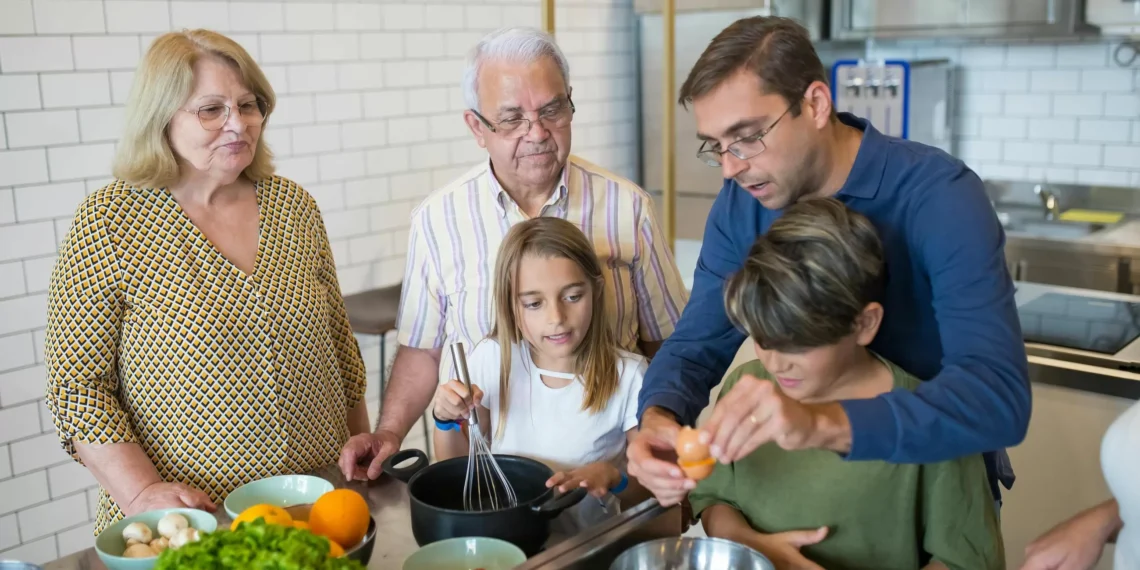 Cuando tu suegra opina sobre cómo crías a tus hijos: qué contestar sin entrar en pincho discusión interminable