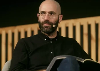 “La IA puede pegar la creatividad humana”: la visión del curador catalán Lluís Nacenta